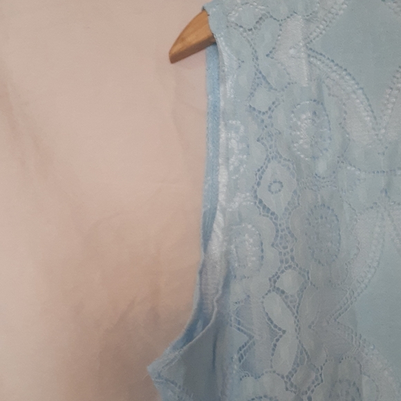 Powder blue v-neck sleeveless lace top - Picture 5 of 7